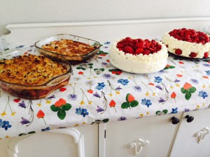 Dessertbordet, jag gjorde med viss assistans såklart😳 två gräddtårtor, en rabarberpaj, körsbärspaj, muuuums😉👍🏻
