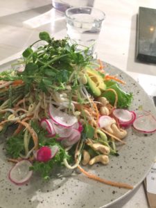 Lunchade på Sally Voltaire & Systrar som ligger på hemavdelningen på Åhléns City idag och åt en fräsch raw Phad thai sallad, rekommenderas!