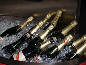 På en lyckad fest så ska det alltid finnas champagne i massor.